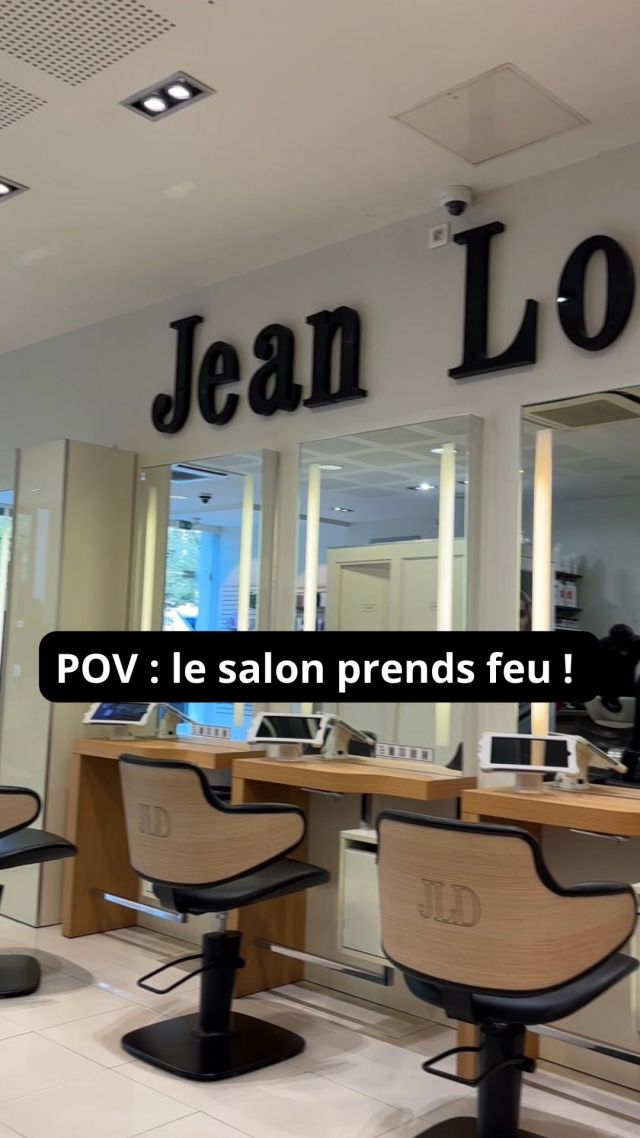 🔥POV : Le salon prend feu ! 😱

Chaque coiffeur prend ce qui est vraiment INDISPENSABLE 🏃🏼‍♀️🏃
Entre les sèche-cheveux, les produits Jean Louis David et une tonne de serviette, ils ne savent plus quoi prendre 🫣

On vous rassure, aucun accessoire inutile n’a été blessé dans cette simulation 😁

#humour #coiffeurmarseille #marseille #salondecoiffure #jldaddict #trend #humourcoiffeur #jeanlouisdavid #coiffure