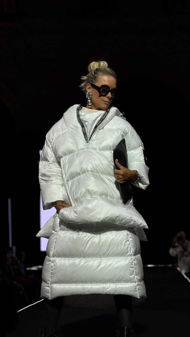 ✨Retour en images sur la 9ème édition du Défilé Mode & Design en Ville au Palais de la Bourse à Marseille✨ 

Cette année encore, notre équipe a eu l’honneur de coiffer plusieurs mannequins pour cet événement prestigieux. 😁 C’est toujours un immense plaisir de participer à cette soirée unique, où mode et créativité se rencontrent dans un cadre emblématique. 👗👠

Un grand merci à @associationcommercespositifs pour leur confiance renouvelée. 🙏 

Plongez dans l’univers des looks sublimes et des coiffures qui ont illuminé la scène ! 🔥 

Alors, prêts pour la 10ème édition ? Dites-nous en commentaire si vous aimeriez voir le défilé l’année prochaine 👇

#defile #mode #commercespositifs13 #jldaddict #marseille #coiffuredefilé #coiffeurmarseille #palaisdelabourse #marseillecity