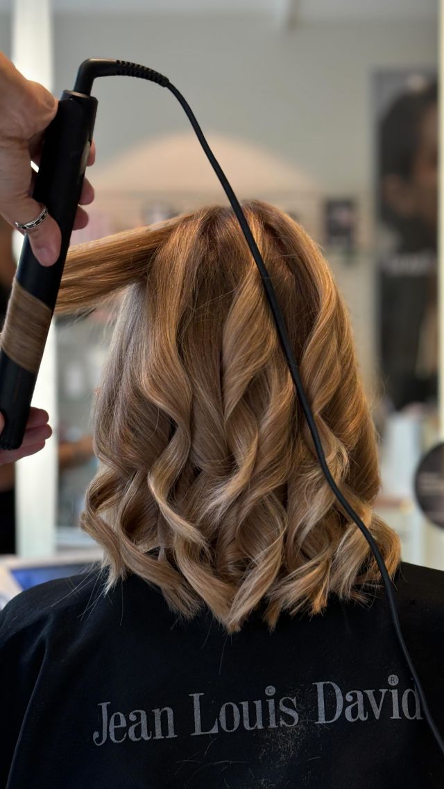 ✨ Transformation capillaire réussie au salon Jean Louis David Prado-Castellane ! ✨

Notre cliente @ju_liette_83 a fait confiance à Donatien pour illuminer son contrast grâce au Gloss 2en1, un service exclusif Jean Louis David. Le résultat ? Des reflets subtils et une luminosité qui fait toute la différence 🌟.

Pour compléter cette transformation, une coupe carrée ultra tendance issue de notre nouvelle collection automne-hiver « Make a difference » 🍂✂️.

📍 Venez découvrir notre salon au 22bis avenue du Prado, Marseille, et profitez de nos services experts pour révéler toute la beauté de vos cheveux.

📅 Offre spéciale jusqu’au 31/10/24 : 10€ de réduction pour les femmes et 5€ pour les hommes sur présentation de votre carte de fidélité.

Venez avec ou sans rendez vous ! ☺️

🌐maison-lvm.fr 
📞04 87 330 440 

#jeanlouisdavidmarseille #marseille #coiffeurmarseille #gloss2en1 #nouvellecollection #makeadifference #transformationcapillaire #jldaddict #salondecoiffuremarseille