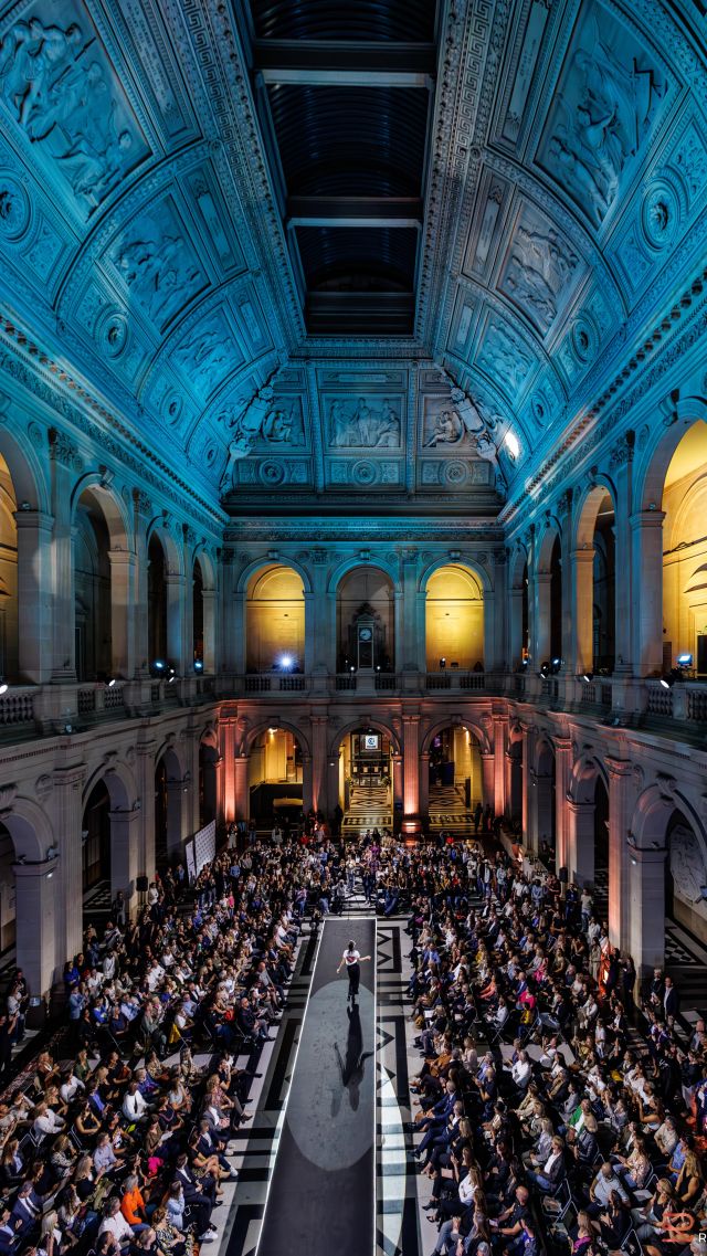 ✨ Mode & Design en Ville 2024 - 9ème édition ✨
Quel plaisir d’avoir participé une fois de plus à cet événement incontournable du centre-ville de Marseille ! 🎉 Cette année encore, nous avons eu l’honneur de coiffer des mannequins pour sublimer les nouvelles collections automne-hiver des boutiques locales. 💇‍♀️💇‍♂️

Merci à toute l’équipe et aux commerçants pour cette belle collaboration. 🙌 Nous sommes déjà impatients de célébrer ensemble la 10ème édition l’année prochaine ! 🥂 

👉 Et vous, serez-vous présents pour la 10ème édition ? Restez connectés pour découvrir nos prochaines créations et préparez-vous à un spectacle encore plus grandiose ! 🌟

#jeanlouisdavidmarseille #marseille #modedesignenville #coiffeurmarseille #collectionautomnehiver2024 #événementmarseille #jldaddict #salondecoiffuremarseille #salondecoiffuresansrdv #evenement2024